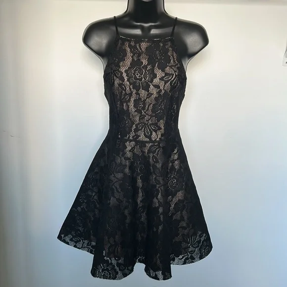 Elegant Black Lace Dress - Picture 6 of 16